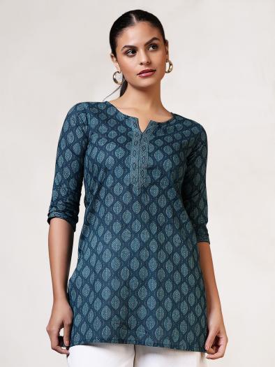 Petrol blue, hip-length cotton tunic with stylized leaf pattern, fine trim at the neckline and 3/4 sleeves - front view